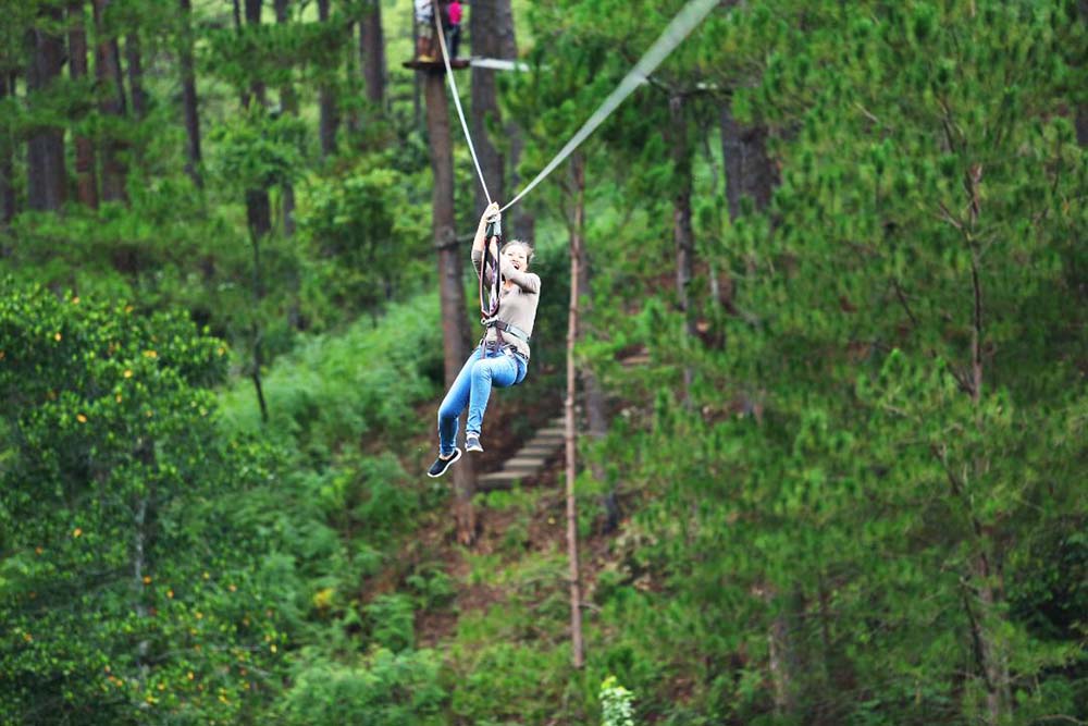 Đu dây zipline tại khu du lịch Datanla